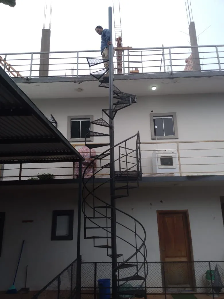 Escalera caracol — trabajo de Metalúrgica Lira en Mariano Roque Alonso