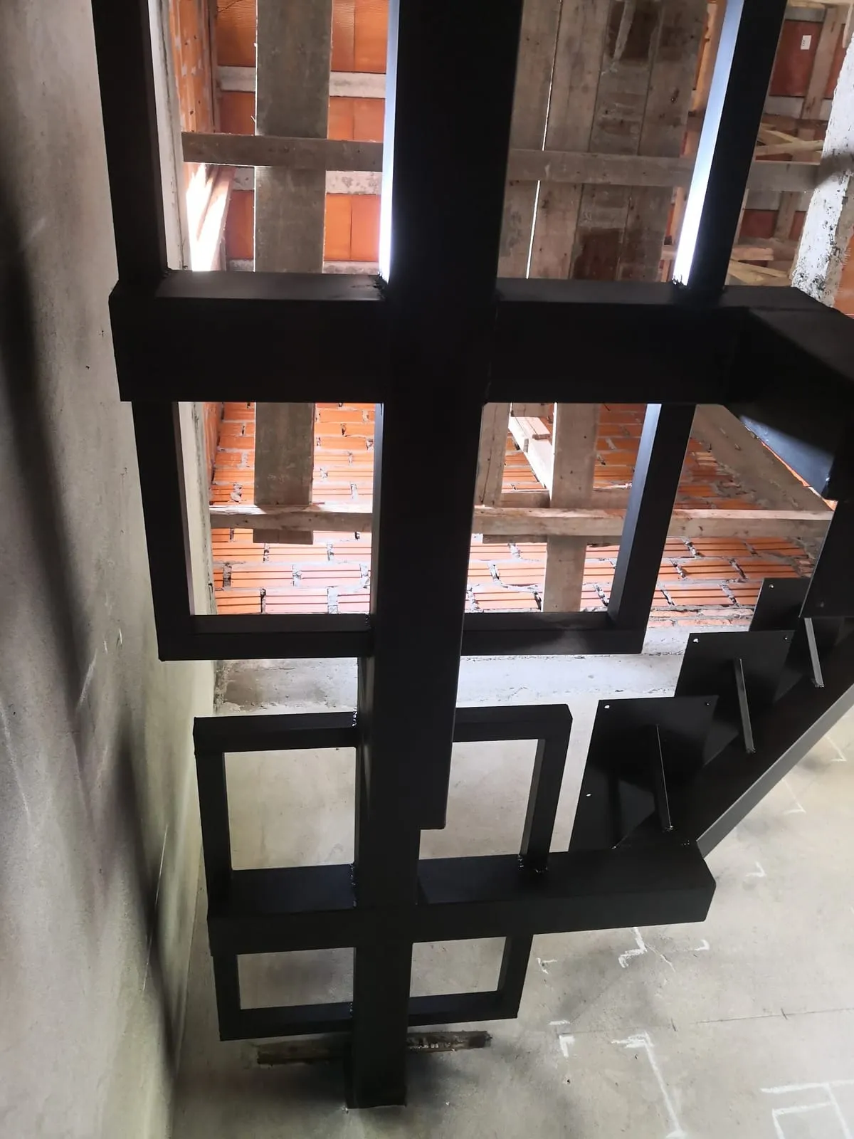 Escalera con peldanos de hierro — trabajo de Metalúrgica Lira en Mariano Roque Alonso