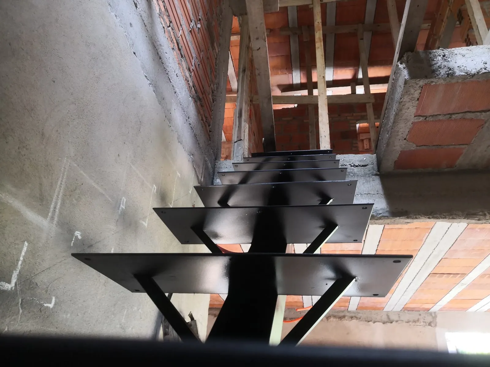 Escalera de peldanos voladizos — trabajo de Metalúrgica Lira en Mariano Roque Alonso