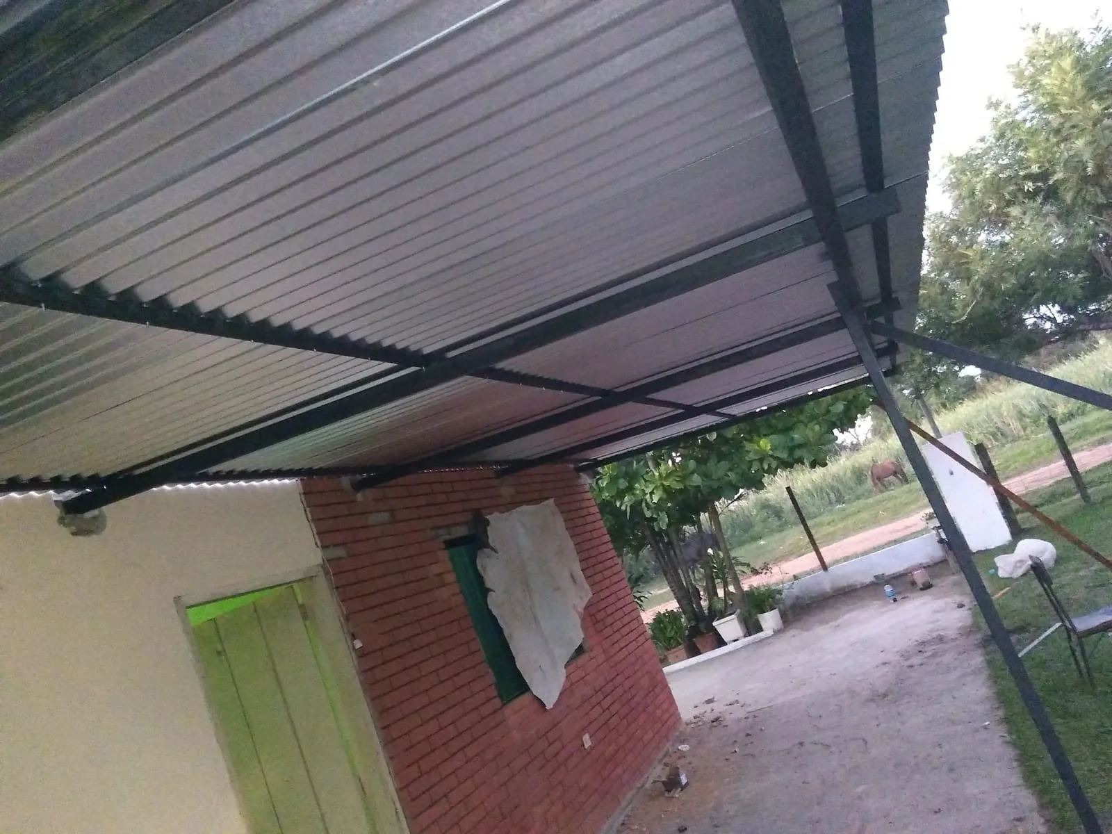 Alero sobre entrada — trabajo de Metalúrgica Lira en Mariano Roque Alonso