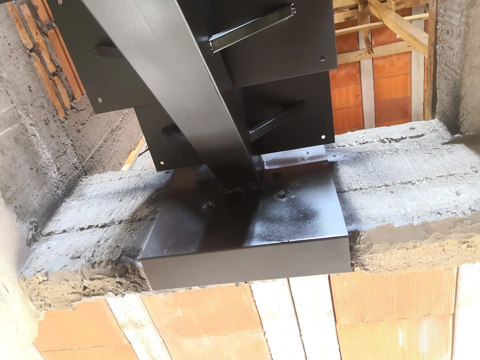 Base de columna — trabajo de Metalúrgica Lira en Mariano Roque Alonso