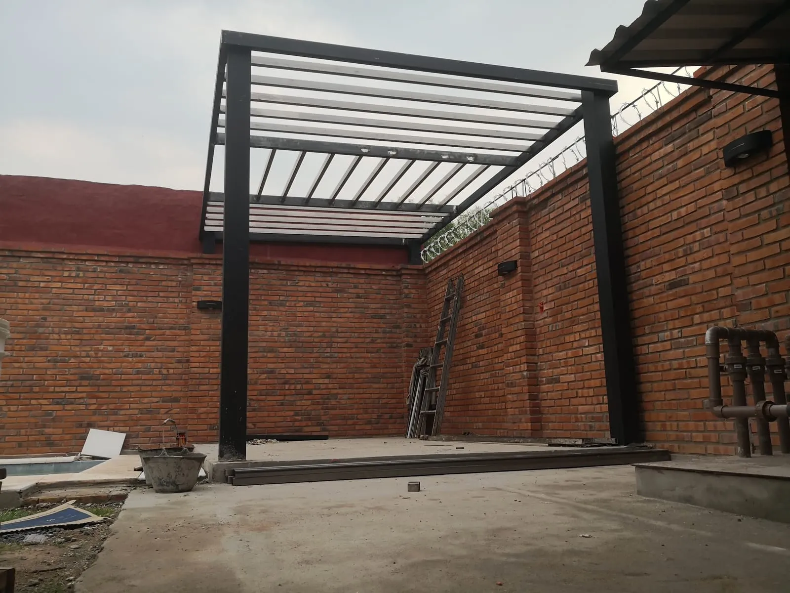 Pergola de listones — trabajo de Metalúrgica Lira en Mariano Roque Alonso