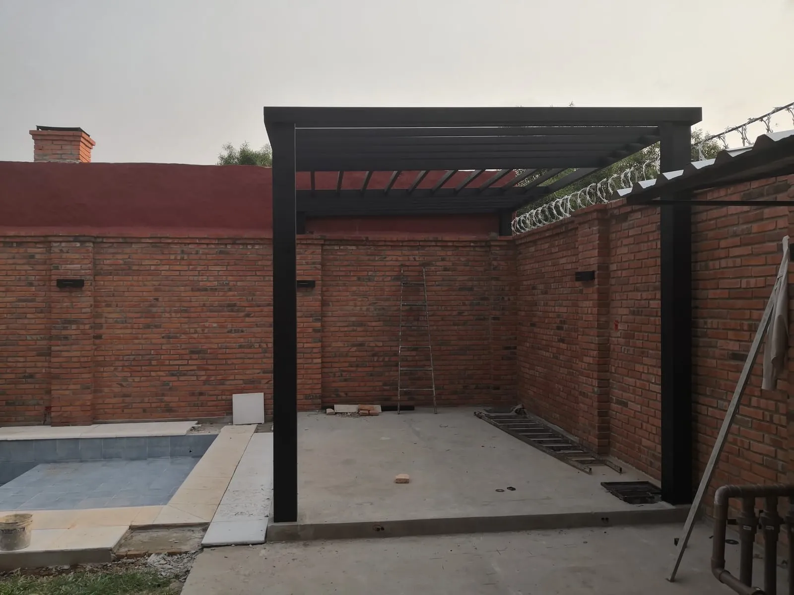 Pergola junto a piscina — trabajo de Metalúrgica Lira en Mariano Roque Alonso