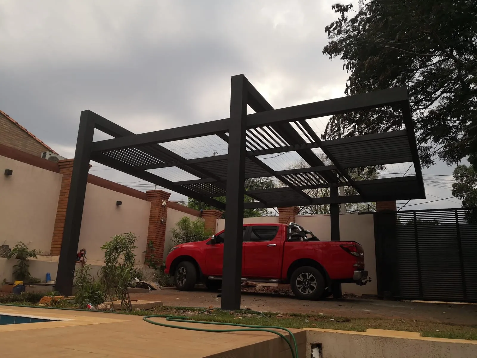 Pergola para camioneta — trabajo de Metalúrgica Lira en Mariano Roque Alonso