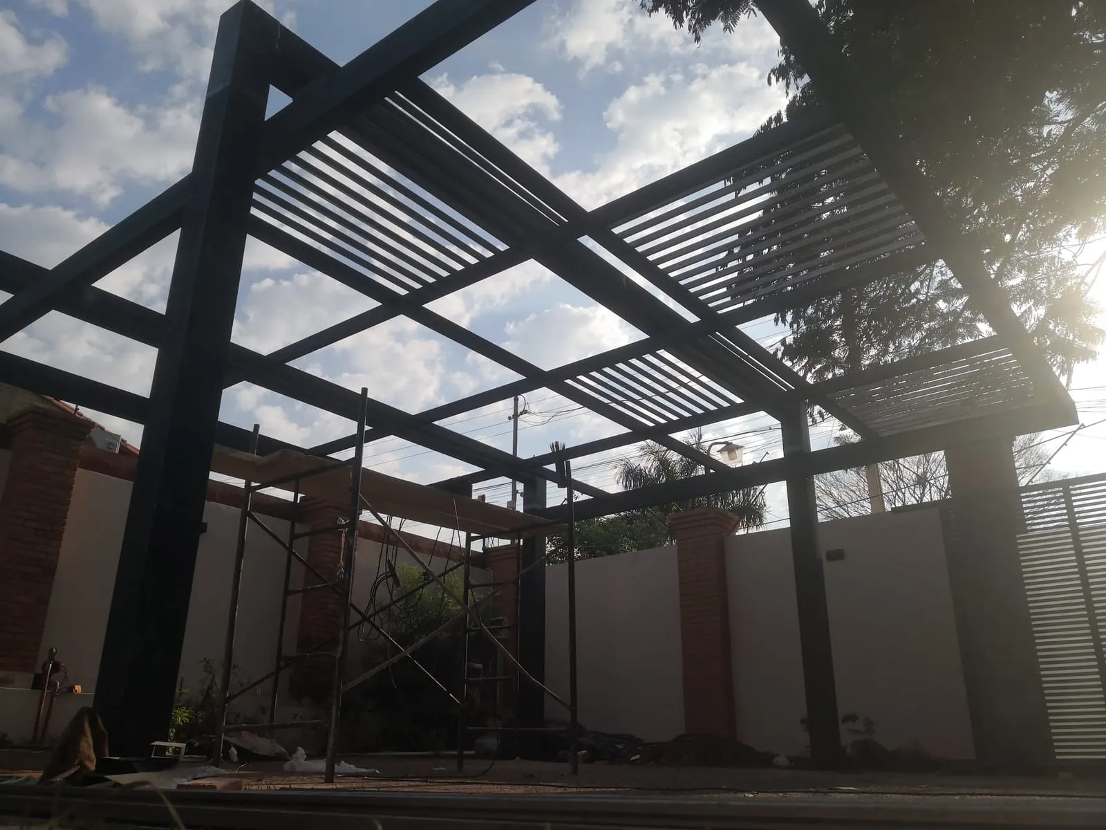 Tinglado en obra — trabajo de Metalúrgica Lira en Mariano Roque Alonso