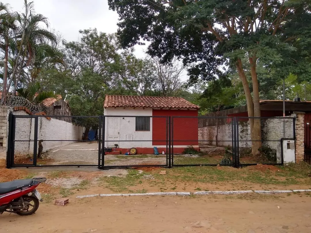 Tinglado en patio — trabajo de Metalúrgica Lira en Mariano Roque Alonso