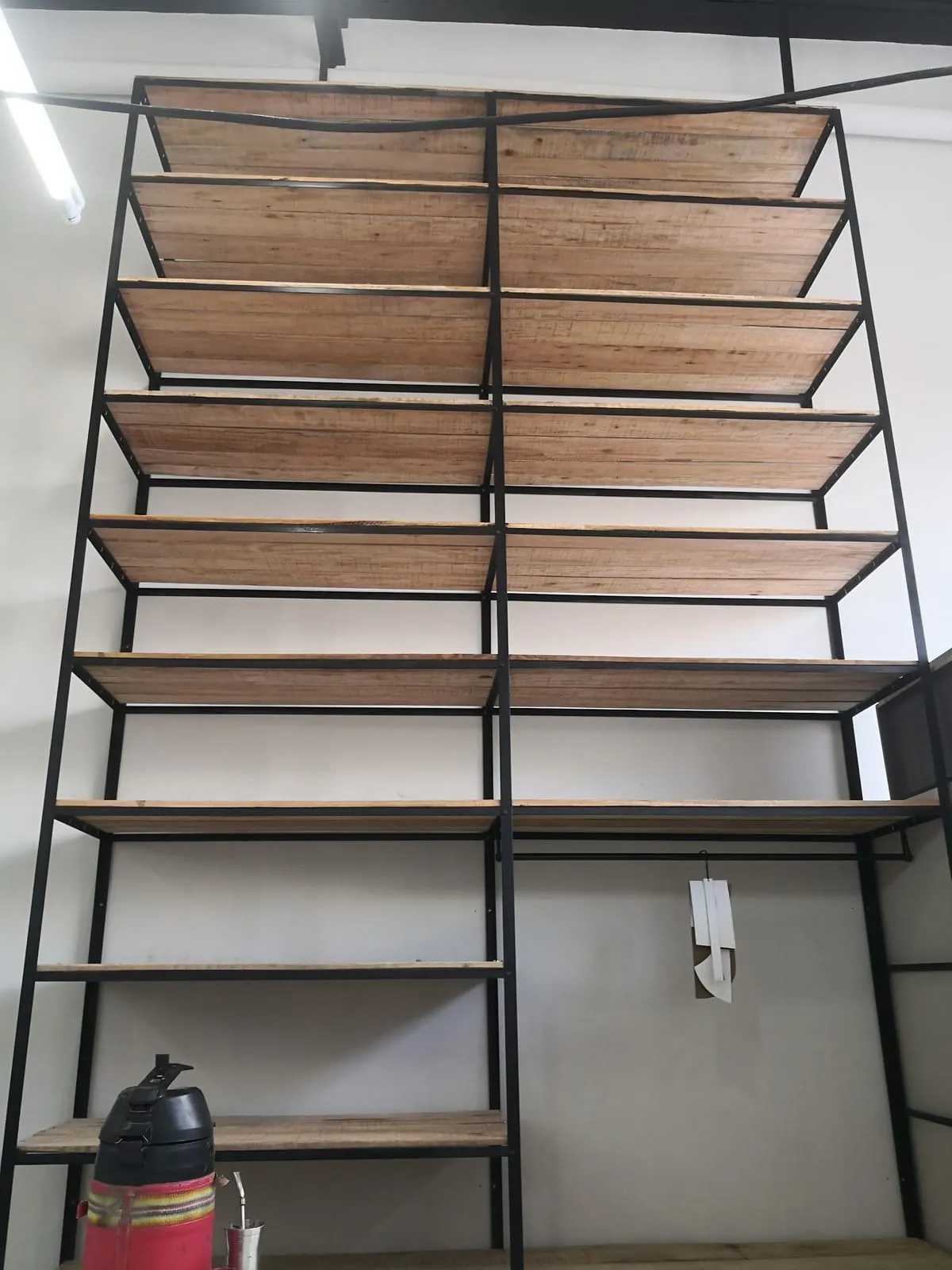 Estanteria de hierro y madera 2 — trabajo de Metalúrgica Lira en Mariano Roque Alonso