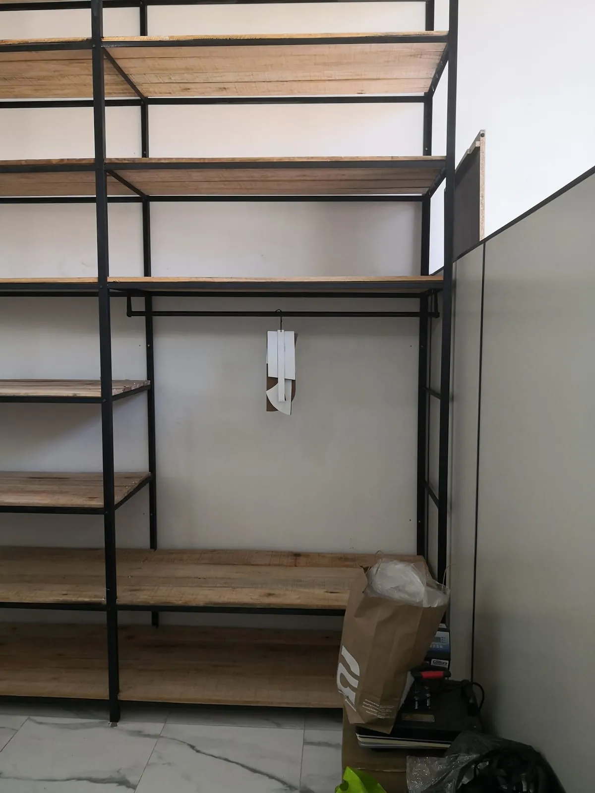 Estanteria de hierro y madera — trabajo de Metalúrgica Lira en Mariano Roque Alonso