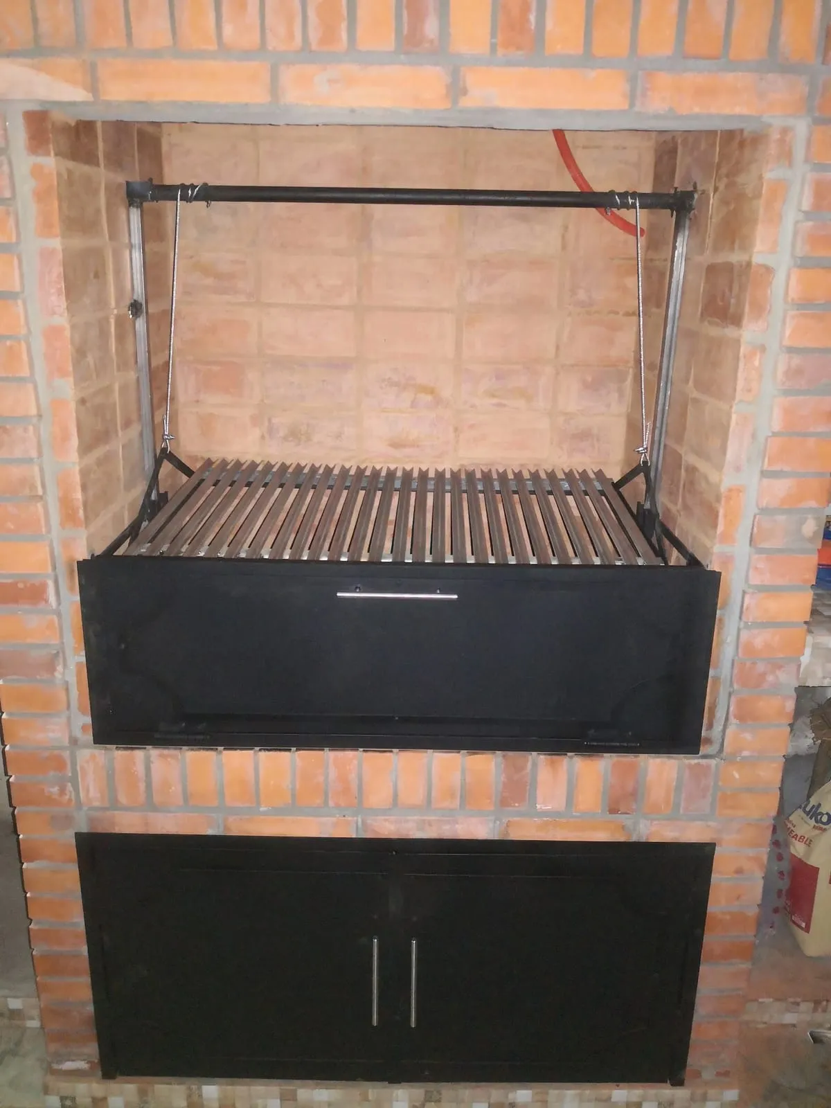 Asador empotrado de obra — trabajo de Metalúrgica Lira en Mariano Roque Alonso