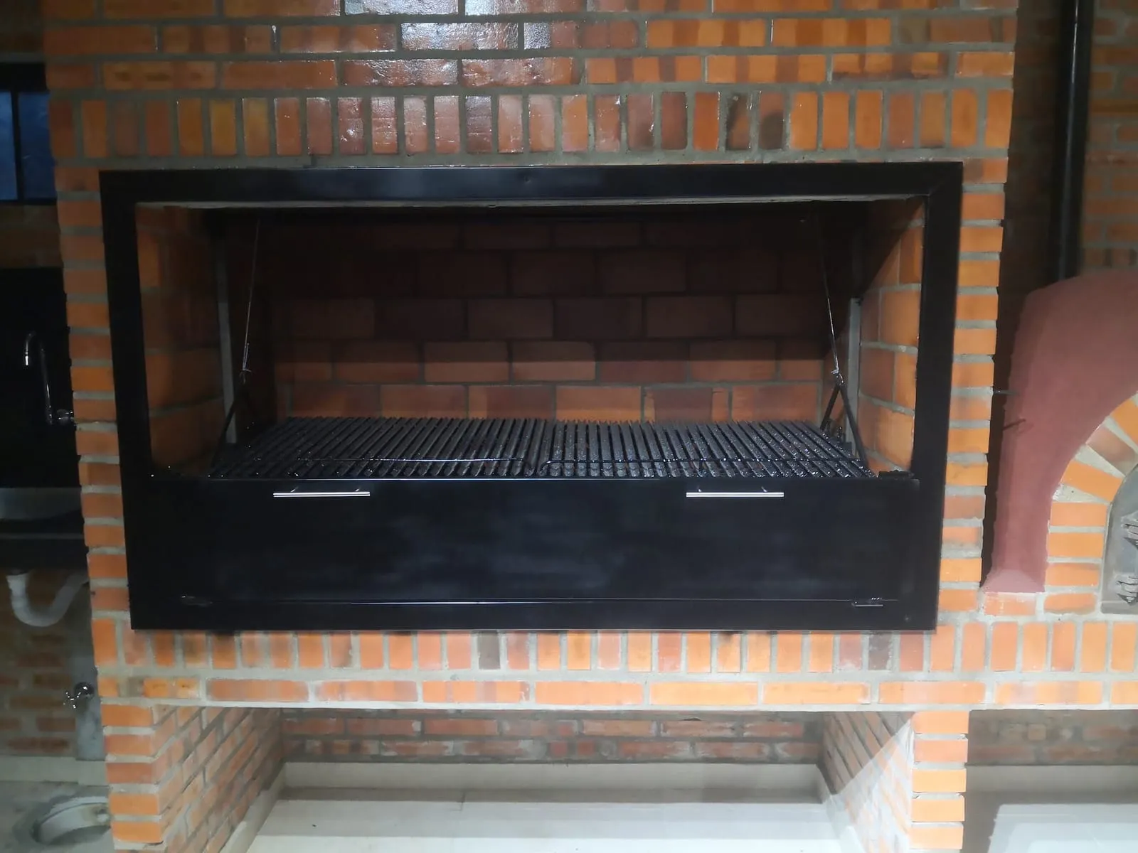 Parrilla empotrada 2 — trabajo de Metalúrgica Lira en Mariano Roque Alonso