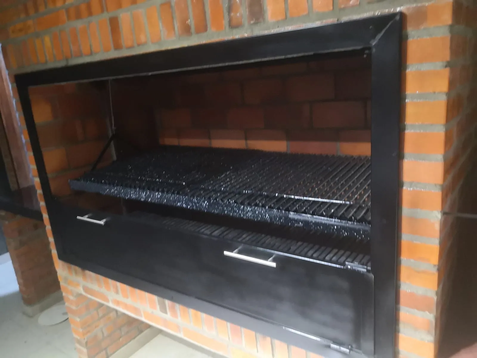 Parrilla empotrada 3 — trabajo de Metalúrgica Lira en Mariano Roque Alonso