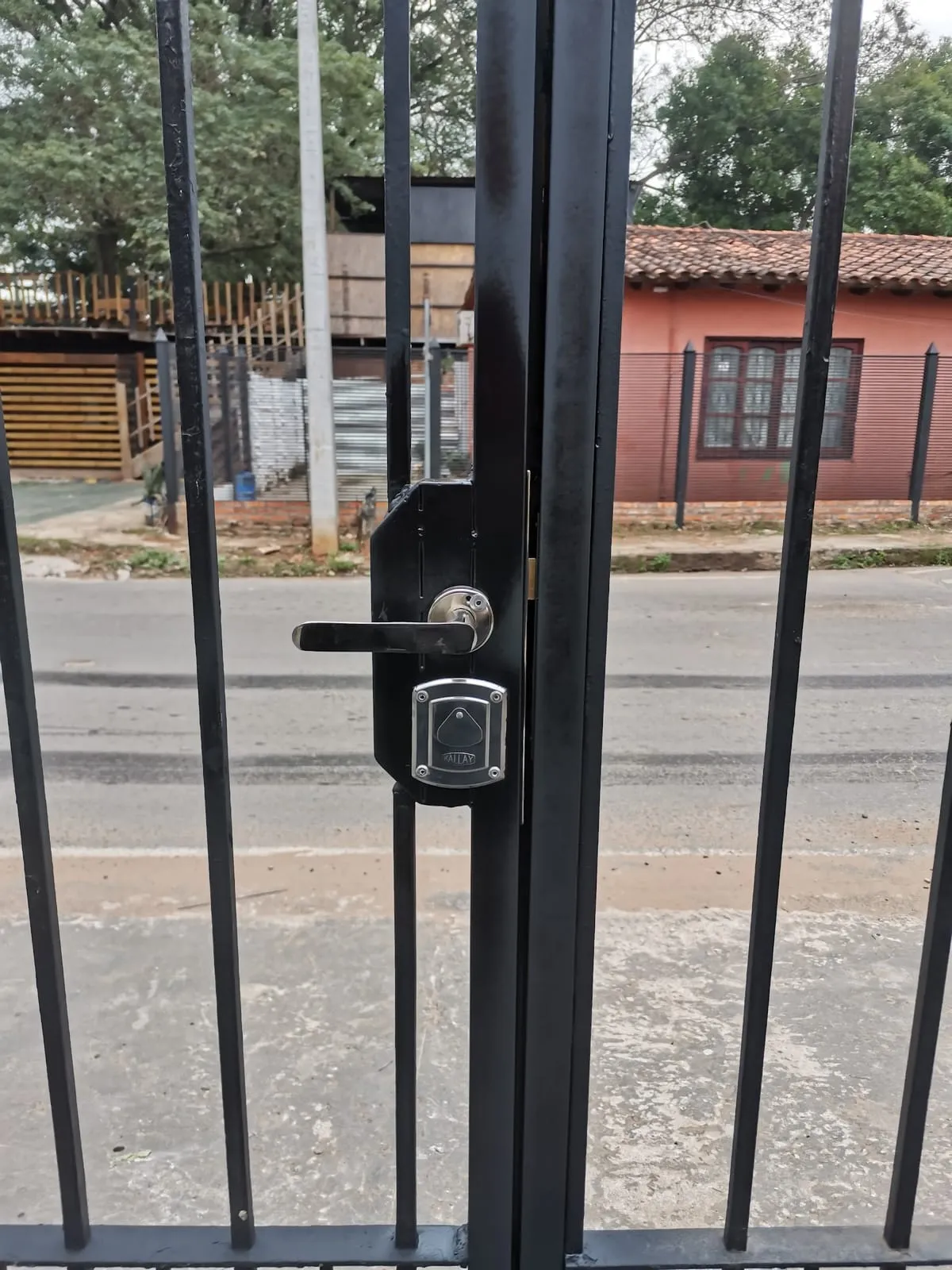 Herraje de porton — trabajo de Metalúrgica Lira en Mariano Roque Alonso