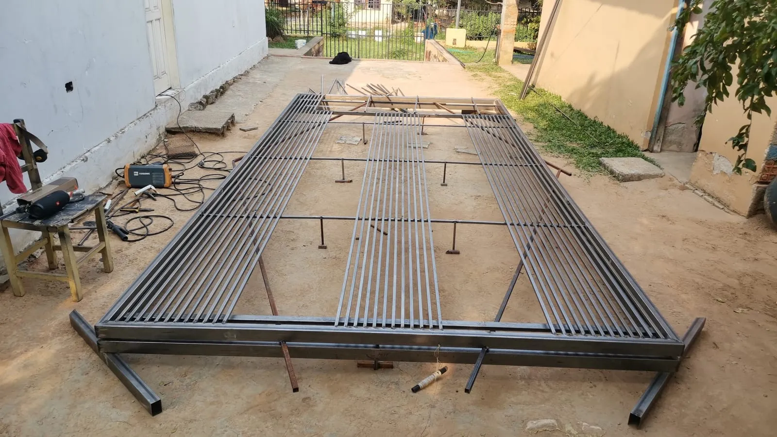 Porton corredizo en taller — trabajo de Metalúrgica Lira en Mariano Roque Alonso