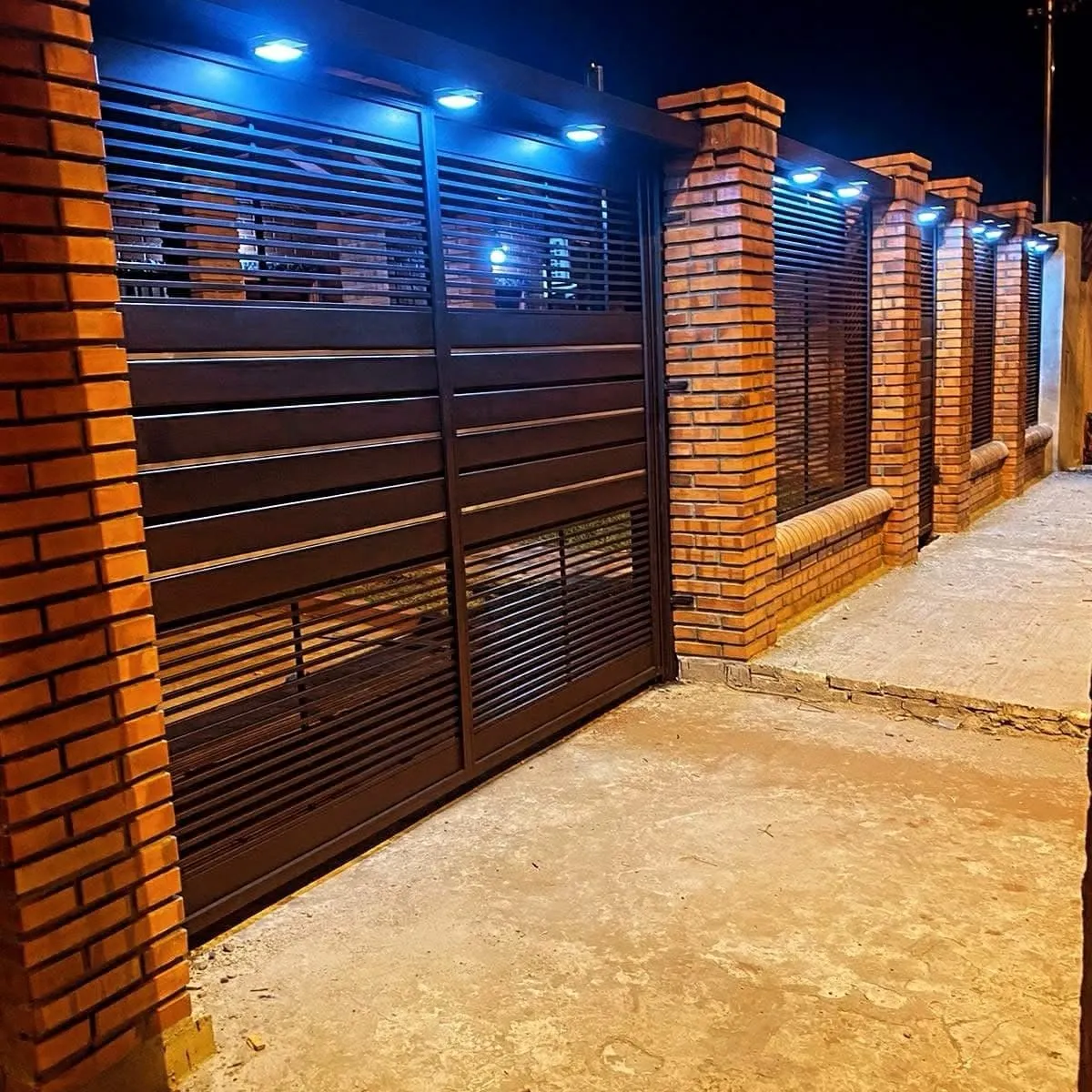 Porton de listones con iluminacion — trabajo de Metalúrgica Lira en Mariano Roque Alonso