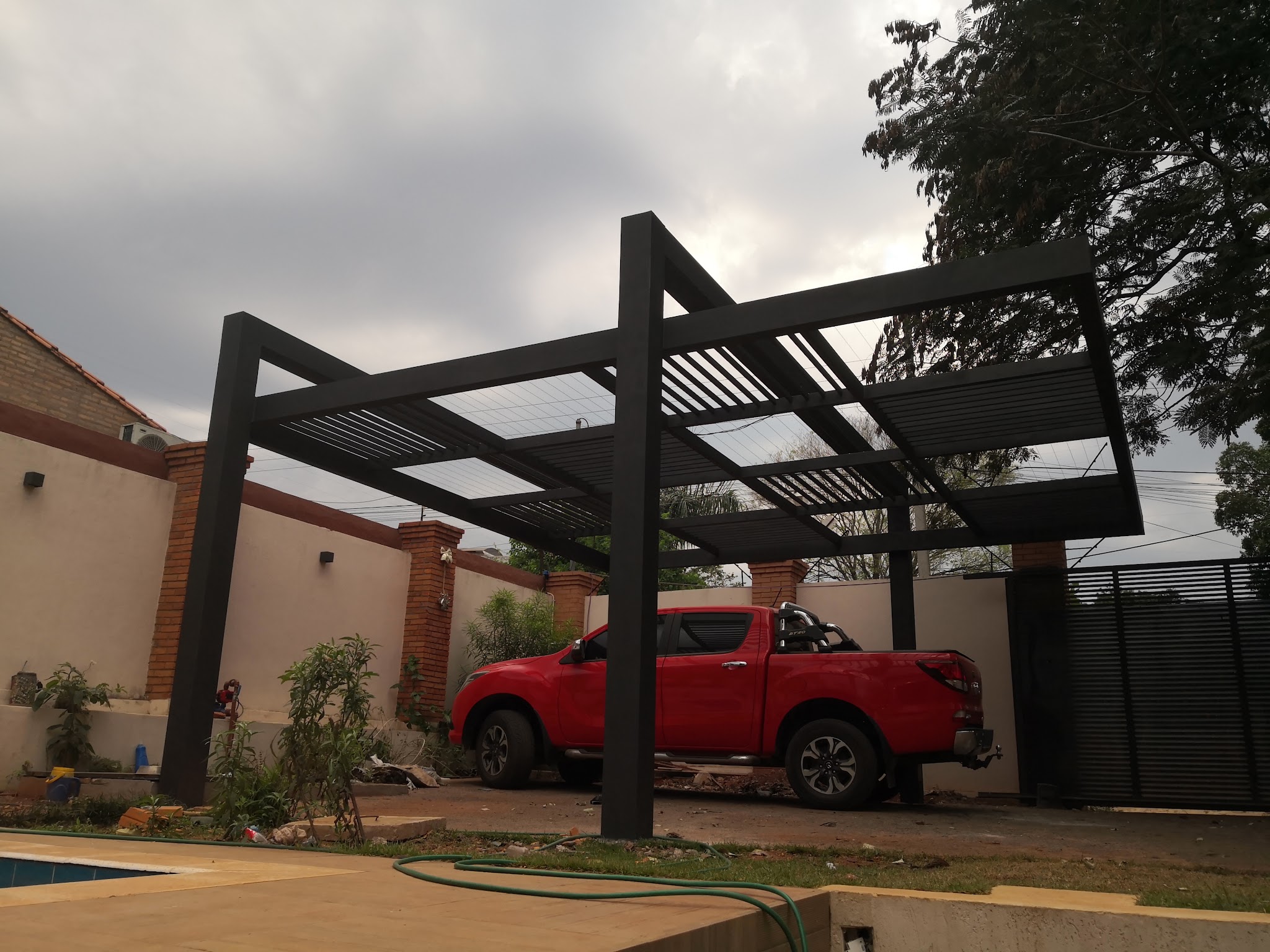 Pérgola metálica fabricada por el taller